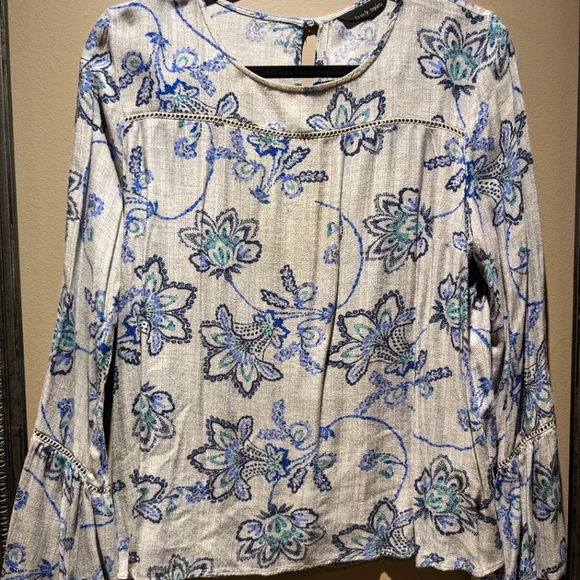 Beautiful blouse - Picture 1 of 6